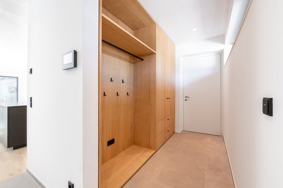 Die geräumige Garderobe im Eingangsbereich bietet viele Stauraumflächen