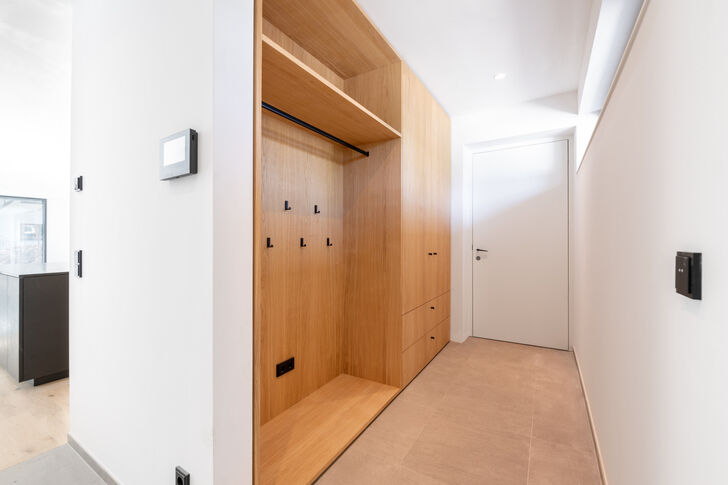 Die geräumige Garderobe im Eingangsbereich bietet viele Stauraumflächen