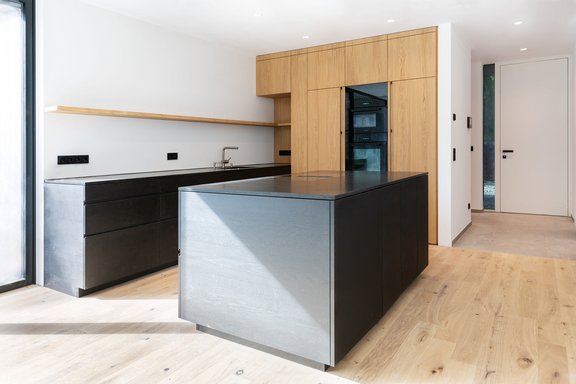 Großzügiger Küchenbereich mit  hochwertiger Ausstattung