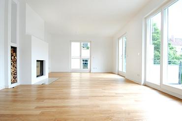 Exclusive four-room apartment with open fireplace, kitchen and large south-facing balcony