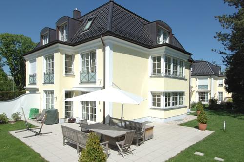 Exklusive Villenhälfte mit Designer-Ausstattung und Außen-Pool