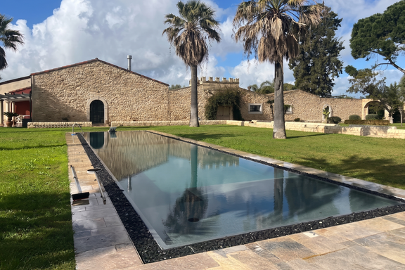 Eleganter Pool und mediterrane Gartenambiente