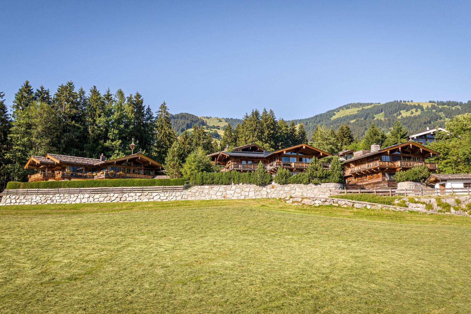 Charaktervolle Chalets vor malerischer Naturkulisse