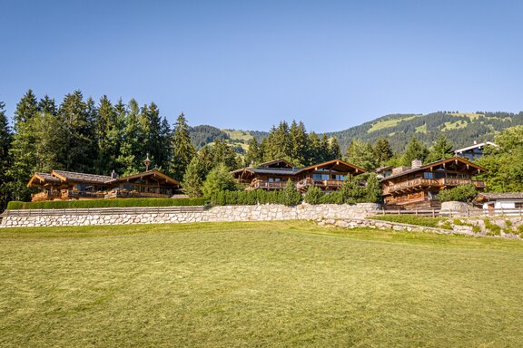 Charaktervolle Chalets vor malerischer Naturkulisse