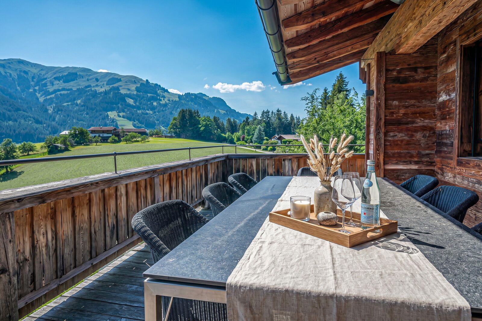 Sonnige Terrasse mit herrlichem Bergblick