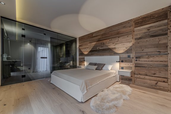 Schlafzimmer mit großem En Suite Bad