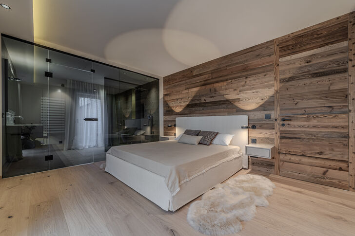 Schlafzimmer mit großem En Suite Bad