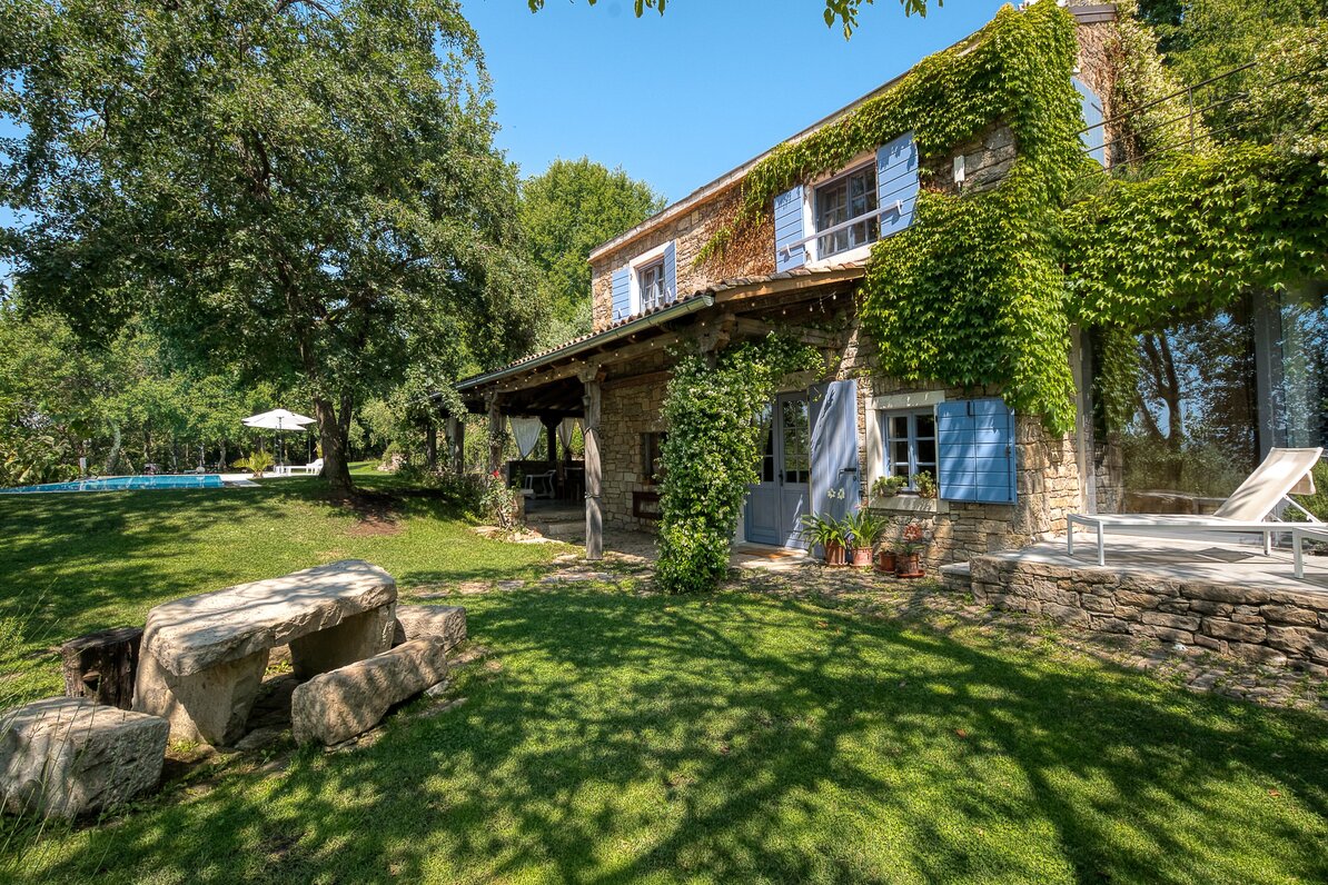 Authentisches Landhaus in Alleinlage