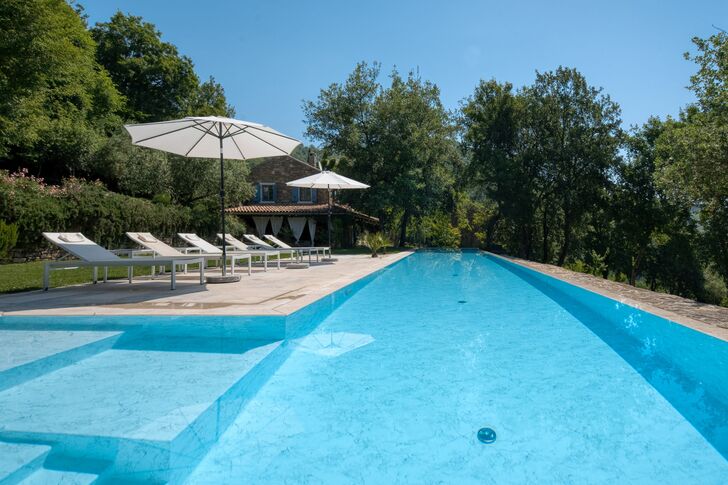 100 m² großer Infinity-Pool mit großzügiger Sonnenterrasse