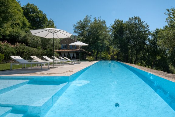 100 m² großer Infinity-Pool mit großzügiger Sonnenterrasse