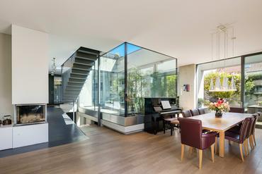 Exklusives, energieeffizientes Architektenhaus mit Glas-Atrium und flexiblem Raumangebot