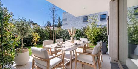Stylish family retreat: 7-room apartment with wrap-around garden and sunny terraces