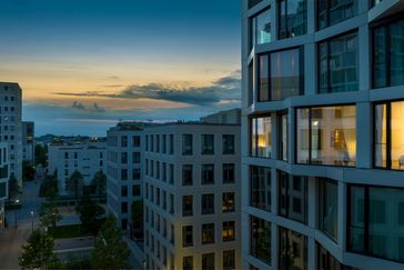 Watch video: Exclusive penthouse feeling: design-oriented 3-room apartment with luxurious flair