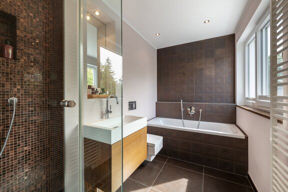 Elegant Master Bathrooms with En-Suite Facilities