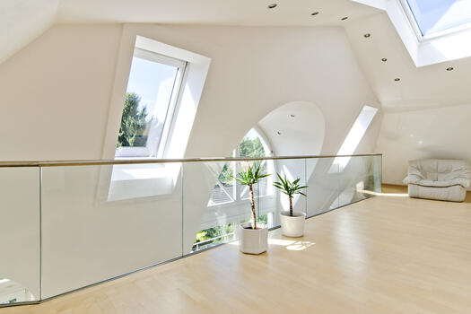 Open gallery to the living room