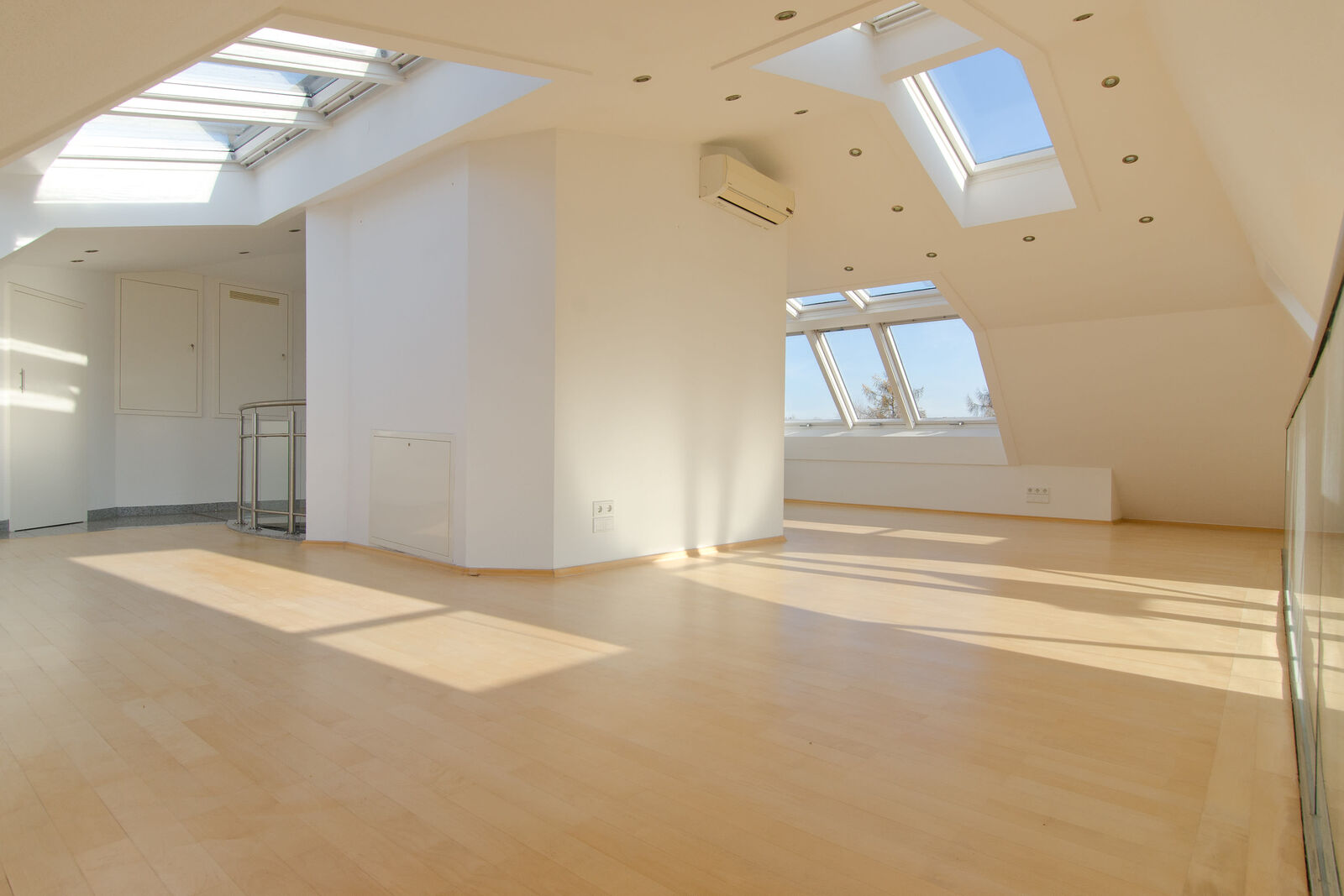 Großzügiges Dachstudio