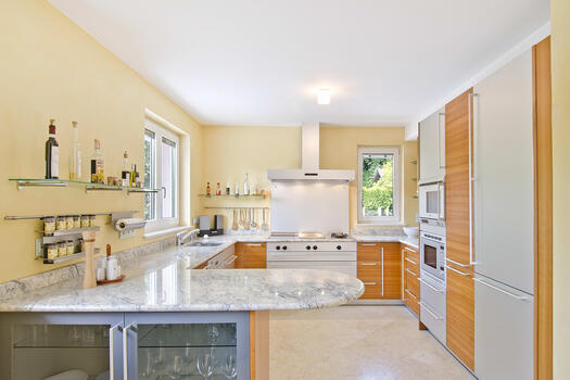Attractive fitted kitchen