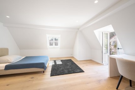 Lichterfülltes Schlafzimmer mit Zugang zur Dachterrasse