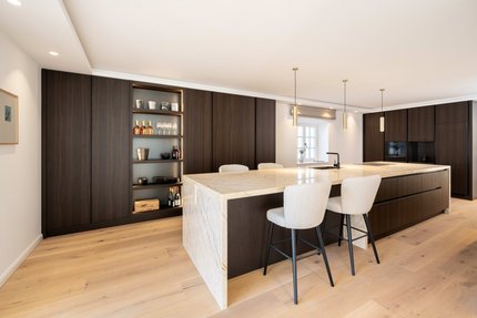 Stilvolle Schreinerküche mit hochwertigen Einbaugeräten