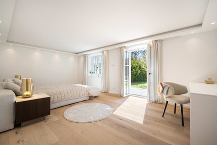 Mastersuite zum Garten mit angrenzender Ankleide