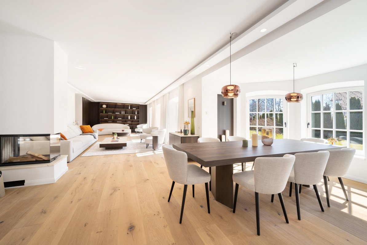 Offener Wohnbereich mit Essplatz im Erker