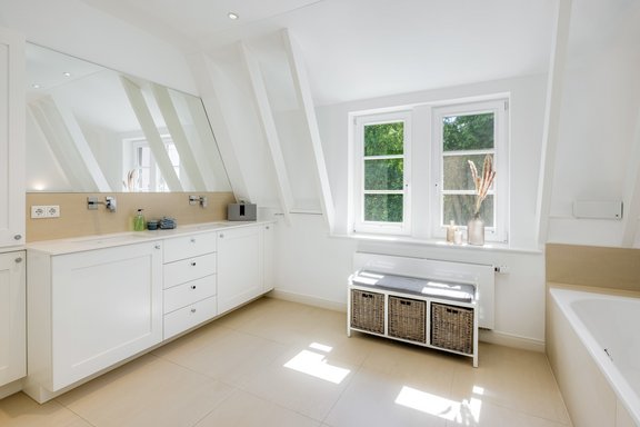 Elegant gestaltetes Bad