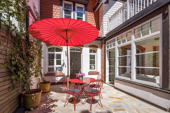 Sonnige Natursteinterrasse