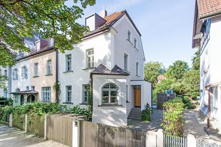 Exquisitely renovated, listed city villa with noble furnishings and southwest garden