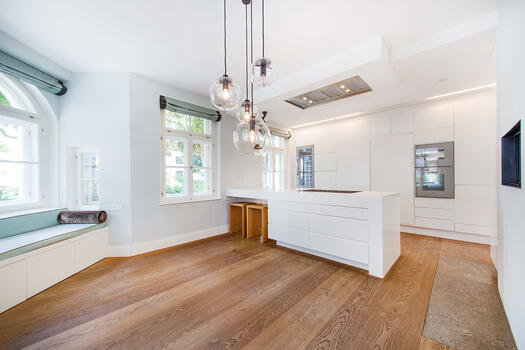 Luxuriously equipped eat-in kitchen
