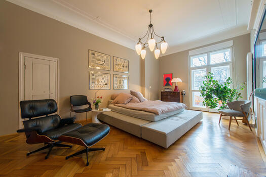 Lichterfülltes Wohnzimmer mit Südbalkon