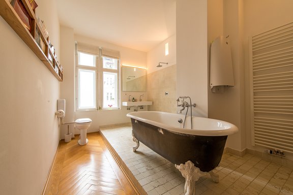 Geräumiges Tageslichtbad mit freistehender Wanne