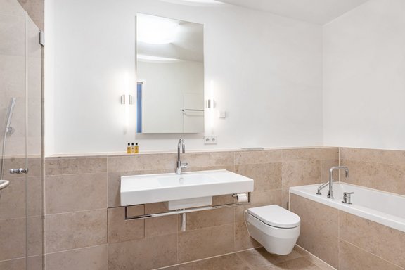 Modernes Badezimmer mit hellen Feinsteinfliesen