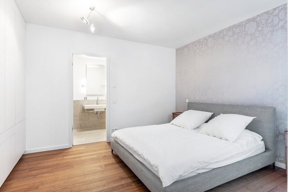Schlafzimmer mit Badezimmerzugang