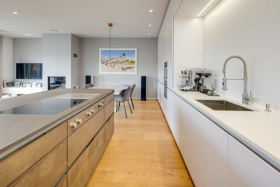 Hochwertige Küche mit Kochinsel