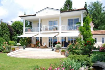 Exzellent ausgestattete Villa mit beeindruckender Gartenanlage und Panoramablick bis zu den Alpen
