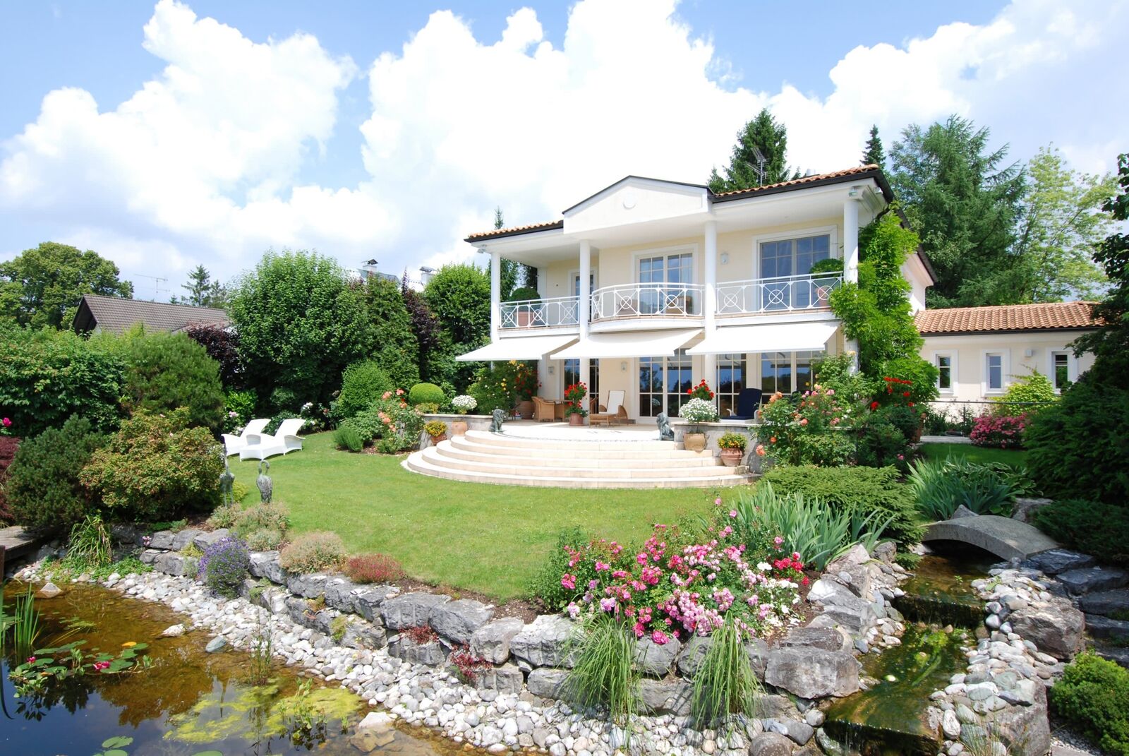 Hausansicht mit Garten
