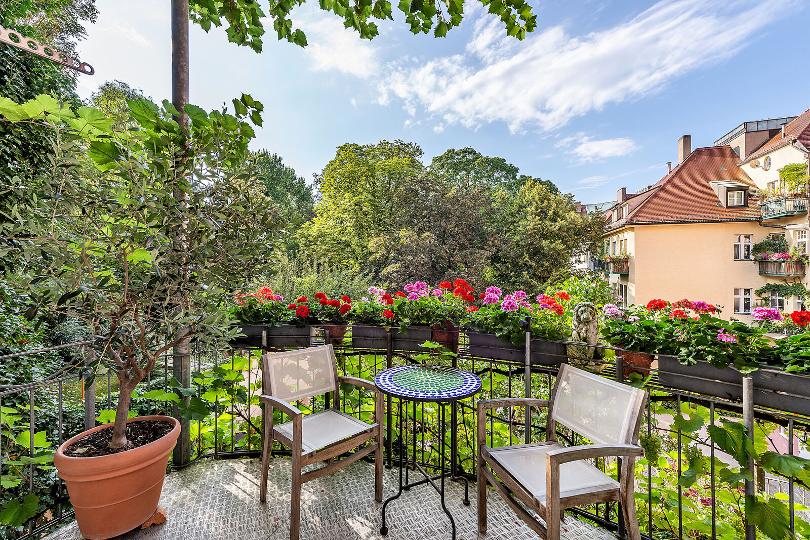 Balkon zum grünen und ruhigen Innenhof