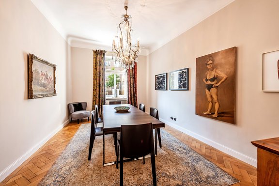 Esszimmer mit Fischgrätenparkett