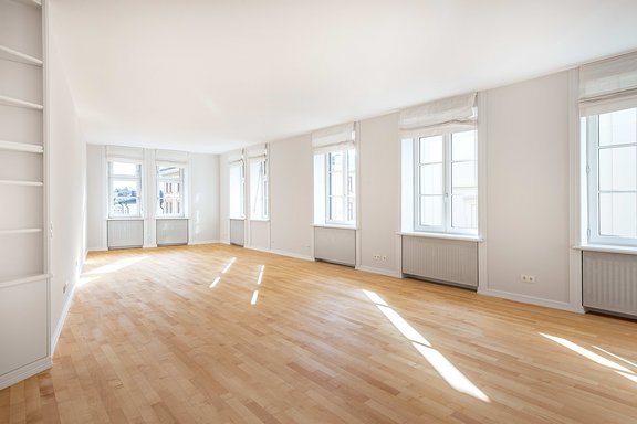 Spacious living/dining area