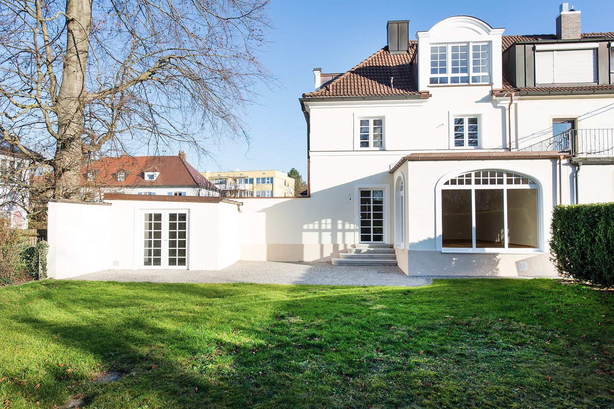 Hausansicht mit Garten