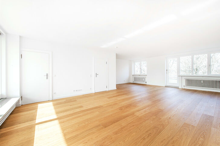 Wohnbereich mit Zugang zur Dachterrasse und Balkon
