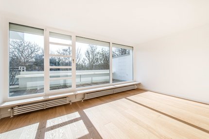 Schlafzimmer mit Zugang zur Dachterrasse