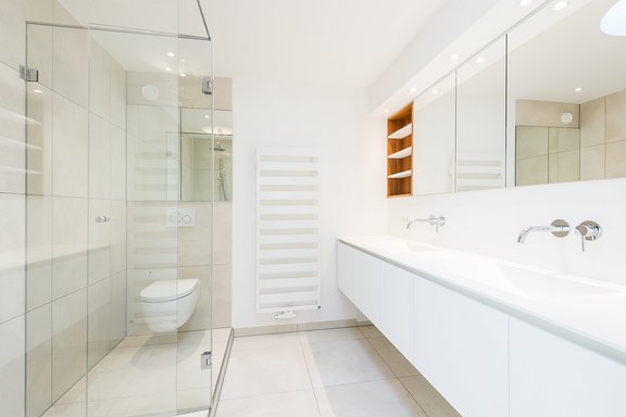 Hochwertig ausgestattetes Badezimmer