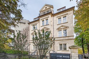 Excellently renovated 3.5 room attic apartment in magnificent city palace