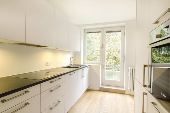 Moderne Küche mit kleinem Sitzplatz