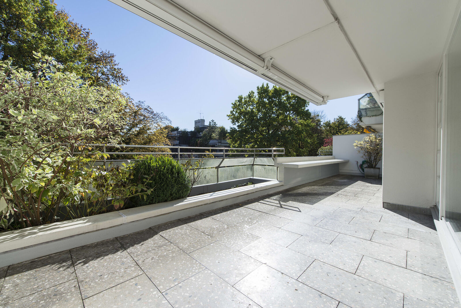 Große sonnige Südterrasse