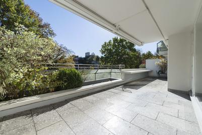 Excellently renovated 3.5-room apartment with a wonderfully sunny south-facing terrace