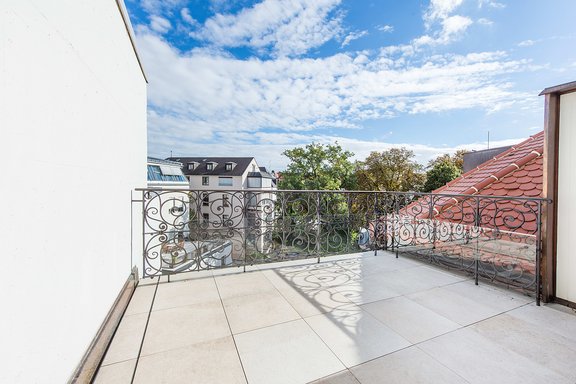 Terrasse zum ruhigen Innenhof