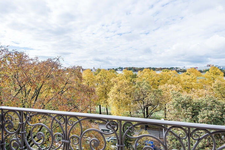 Balkon mit Blick zur Bavaria
