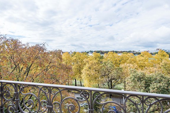 Balkon mit Blick zur Bavaria